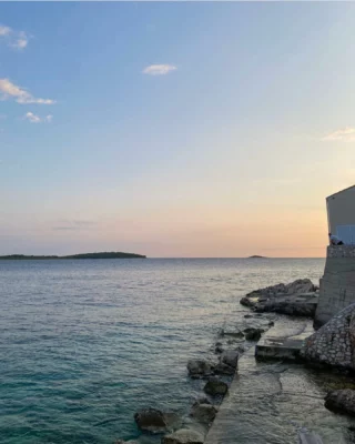 Adriatic blue of Primošten✨🩵
.
.
.
Repost from @_kata_klizma
.
.
.
This town was once an island which is visible from its shape but is now c