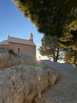Kapelica sv. Stjepana - Borak, Omiš

Duhovno utočište iznad Omiša s najljepšim pogledom na grad i more. 🙏✨

Na padinama Borka, okružena neta