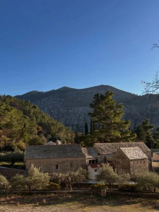 Stare kamene kuće u Zakučcu, zaleđe Omiša. 
📍Zakučac, dom je starih kamenih kuća, od kojih su neke već obnovljene, dok su druge i dalje u ru